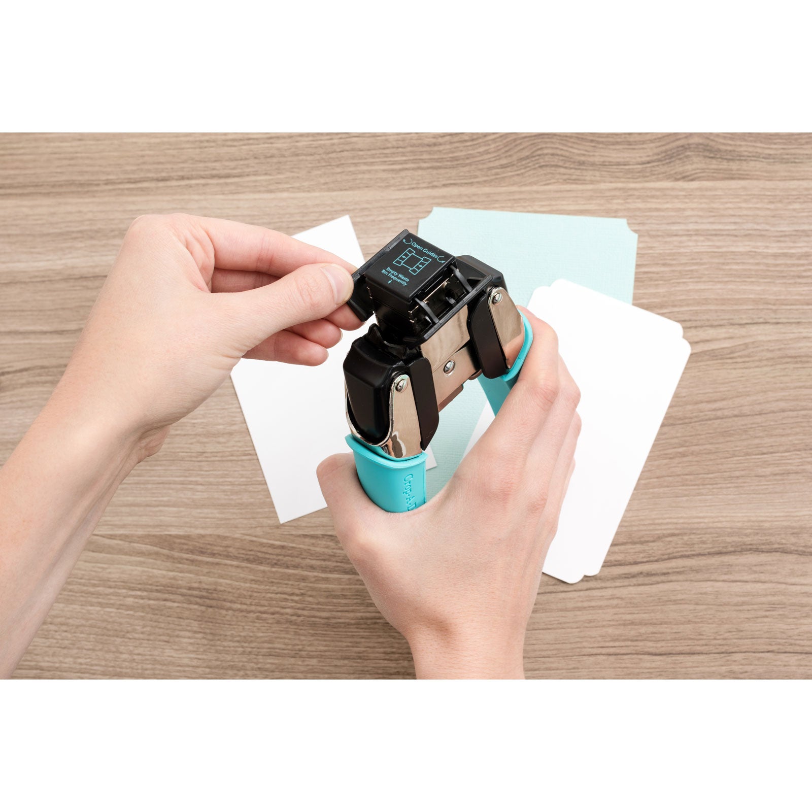 We R Makers Crop-A-Dile Stub & Scallop Corner Chomper