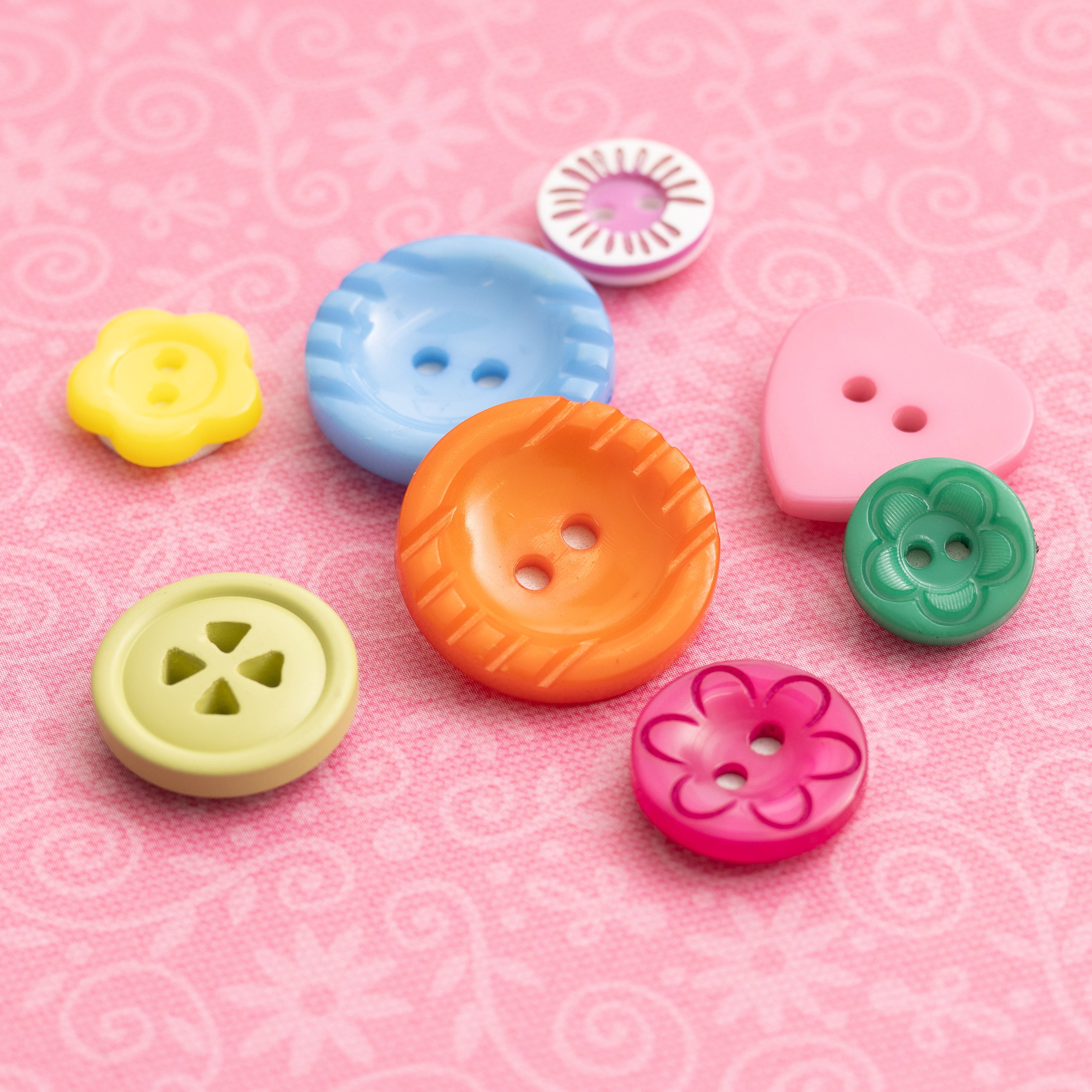 Paige Evans Splendid Plastic Buttons, 16pcs