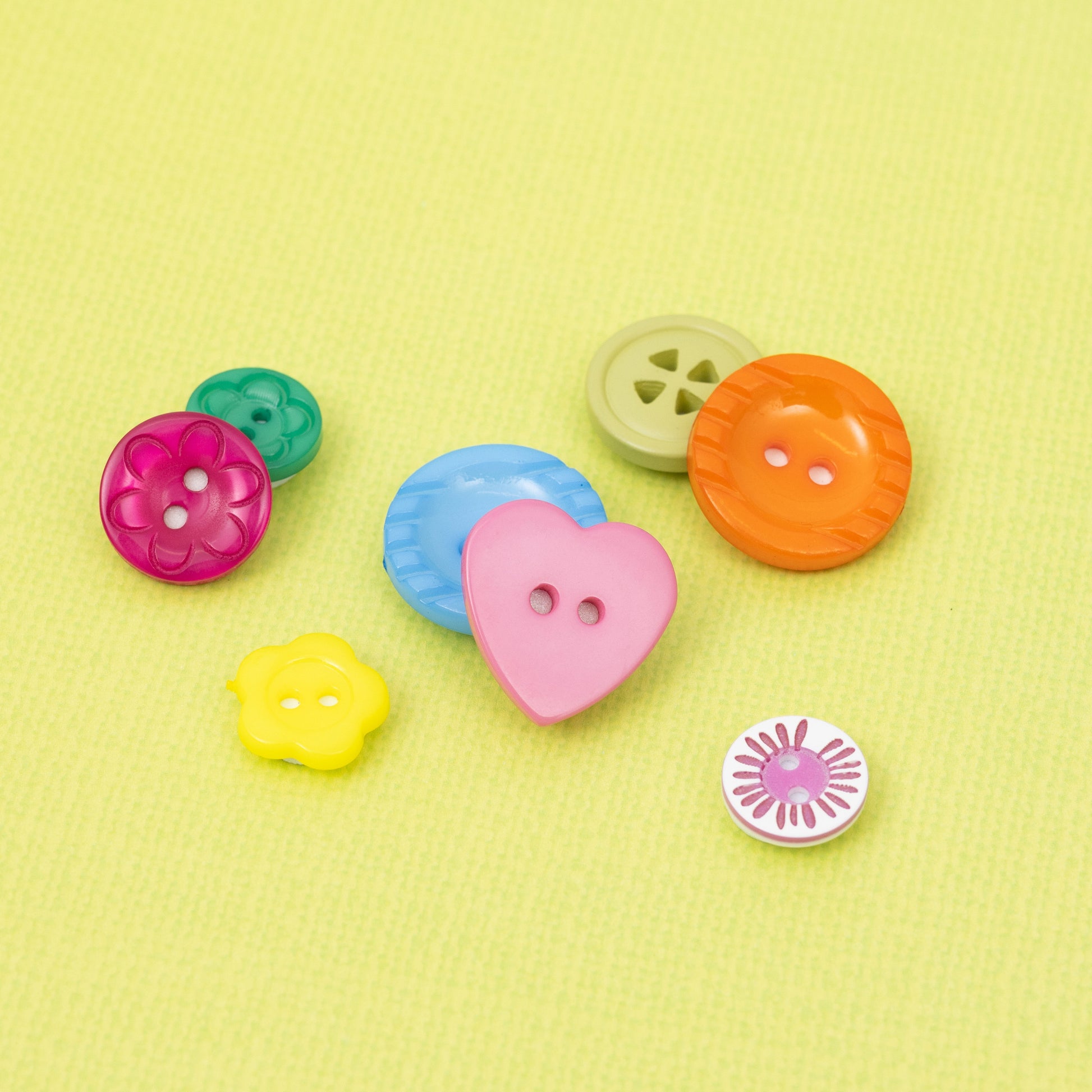 Paige Evans Splendid Plastic Buttons, 16pcs