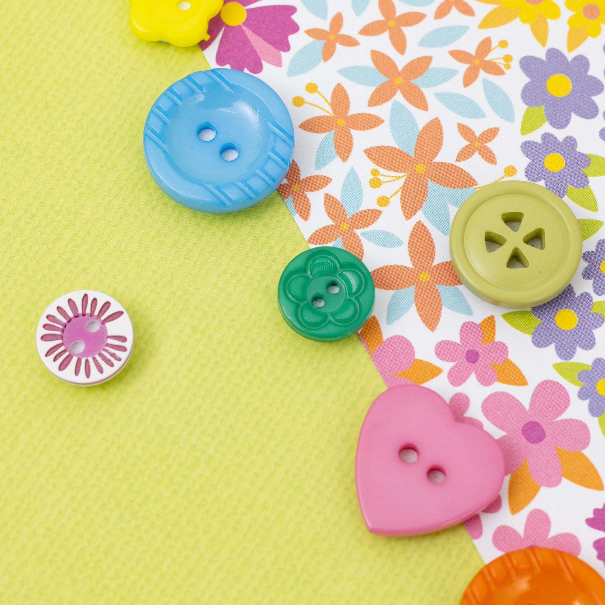 Paige Evans Splendid Plastic Buttons, 16pcs