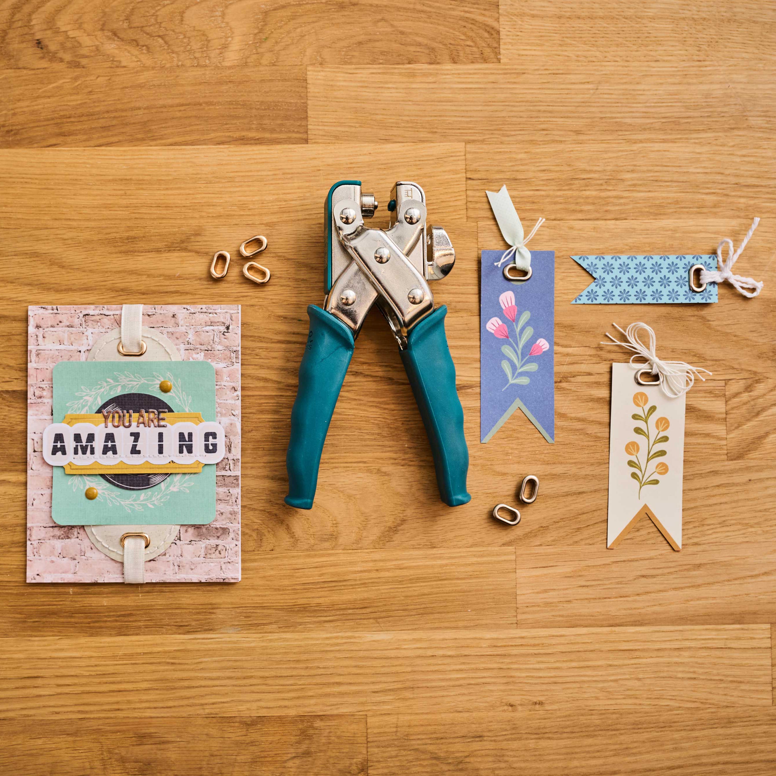 Oeillets Classeur Craftelier We R Memory Keepers - Kit For Scrapbooking And Crafting Projects With Lilac Crop-A-Dile Tool And 180 Assorted Coloured Eyelets With An Outer Diameter Of 8 Mm Kit Scrapbooking Oeillets Classeur Craftelier We R Memory Keepers - Kit For Scrapbooking And Crafting Projects With Lilac Crop-A-Dile Tool And 180 Assorted Coloured Eyelets With An Outer Diameter Of 8 Mm Kit Scrapbooking